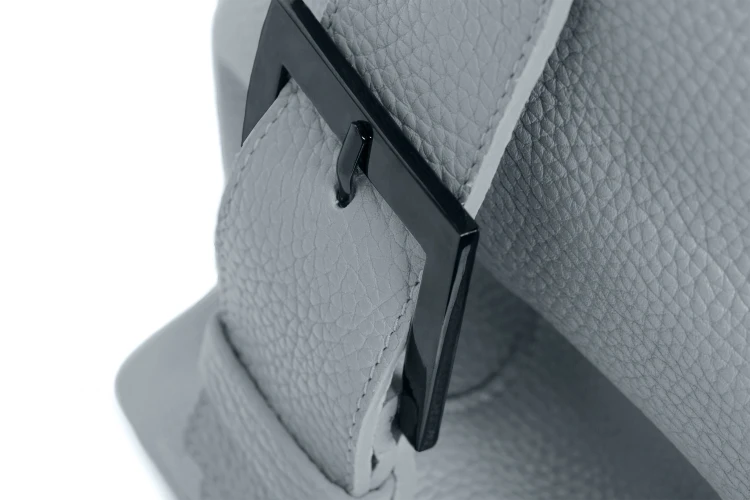 VIVIANE torebka skórzana na ramię gołębia szarość detal zapięcia – MILAMIE Warsaw