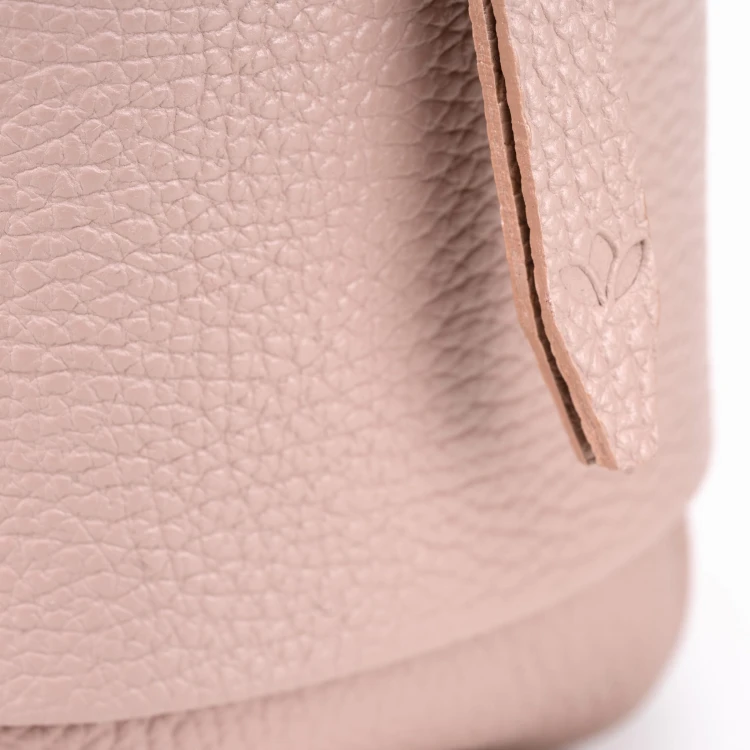 MAYA torebka skórzana na ramię róż pudrowy detal zapięcia – MILAMIE Warsaw