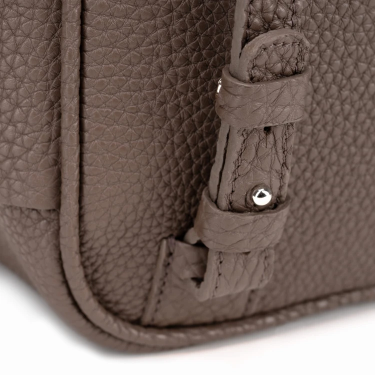 MAYA torebka skórzana na ramię brąz czekoladowy detal zapięcia – MILAMIE Warsaw