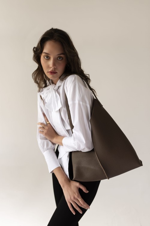 REBECCA torebka skórzana na ramię brąz czekoladowy stylizacja – MILAMIE Warsaw