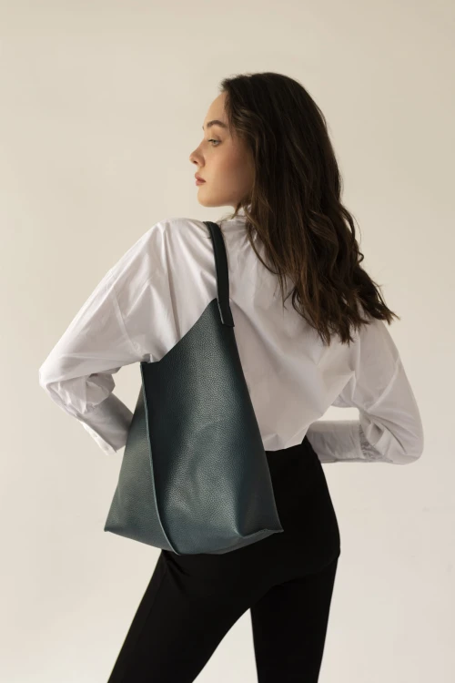 REBECCA torebka skórzana na ramię turkus głęboki stylizacja – MILAMIE Warsaw