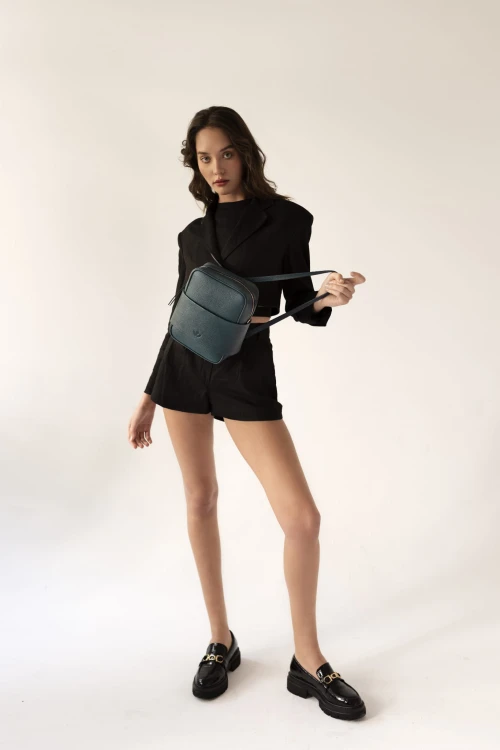 PIEKNA-MAYA torebka skórzana na ramię turkus głęboki stylizacja – MILAMIE Warsaw