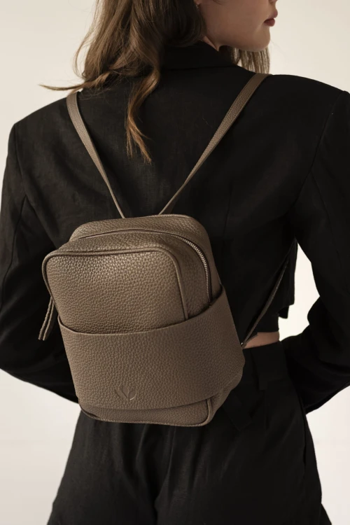 MAYA torebka skórzana na ramię brąz czekoladowy stylizacja – MILAMIE Warsaw