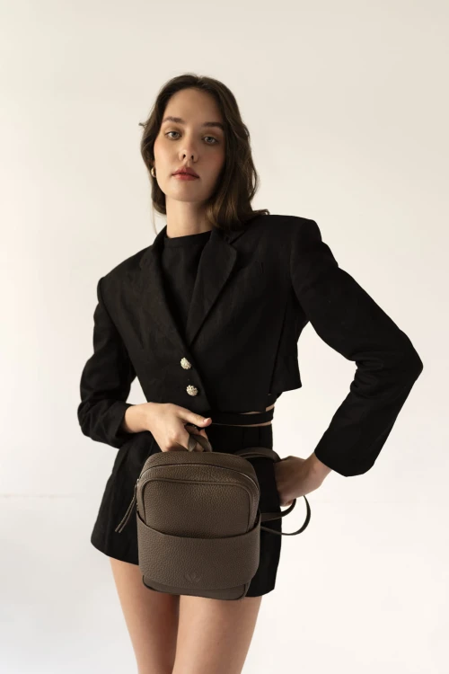 MAYA torebka skórzana na ramię brąz czekoladowy stylizacja – MILAMIE Warsaw