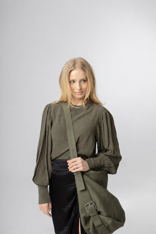 VIVIANE torebka skórzana na ramię zieleń oliwkowa stylizacja – MILAMIE Warsaw