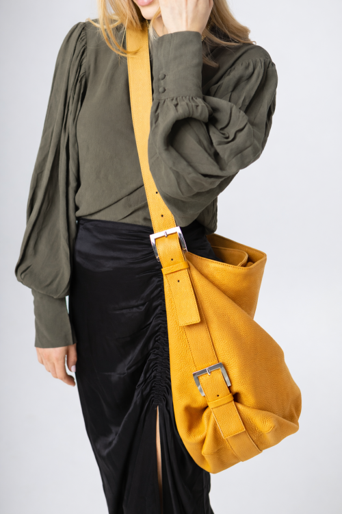 VIVIANE torebka skórzana na ramię musztardowy stylizacja – MILAMIE Warsaw