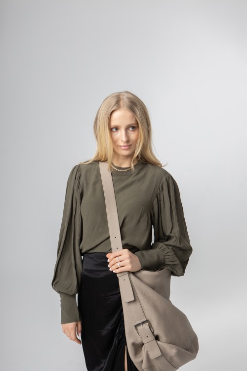 VIVIANE torebka skórzana na ramię beż piaskowa stylizacja – MILAMIE Warsaw